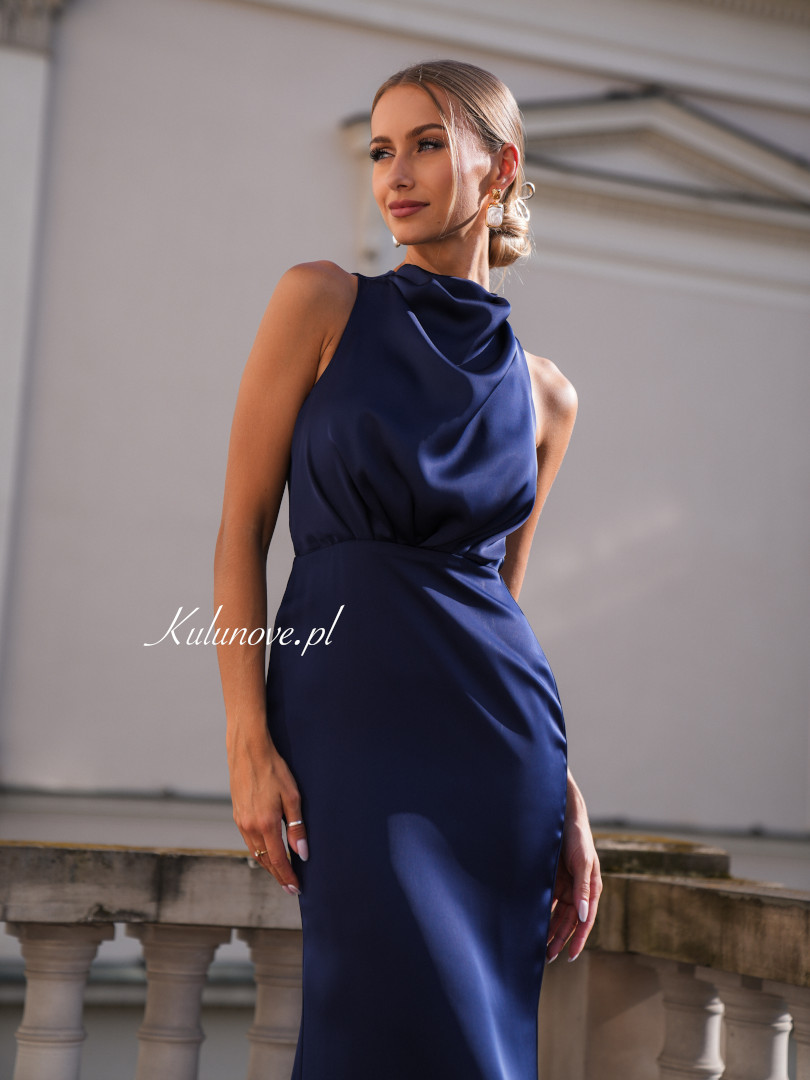 Aria - elegancka sukienka maxi z lejącej satyny w kolorze granatowym - Kulunove zdjęcie 2