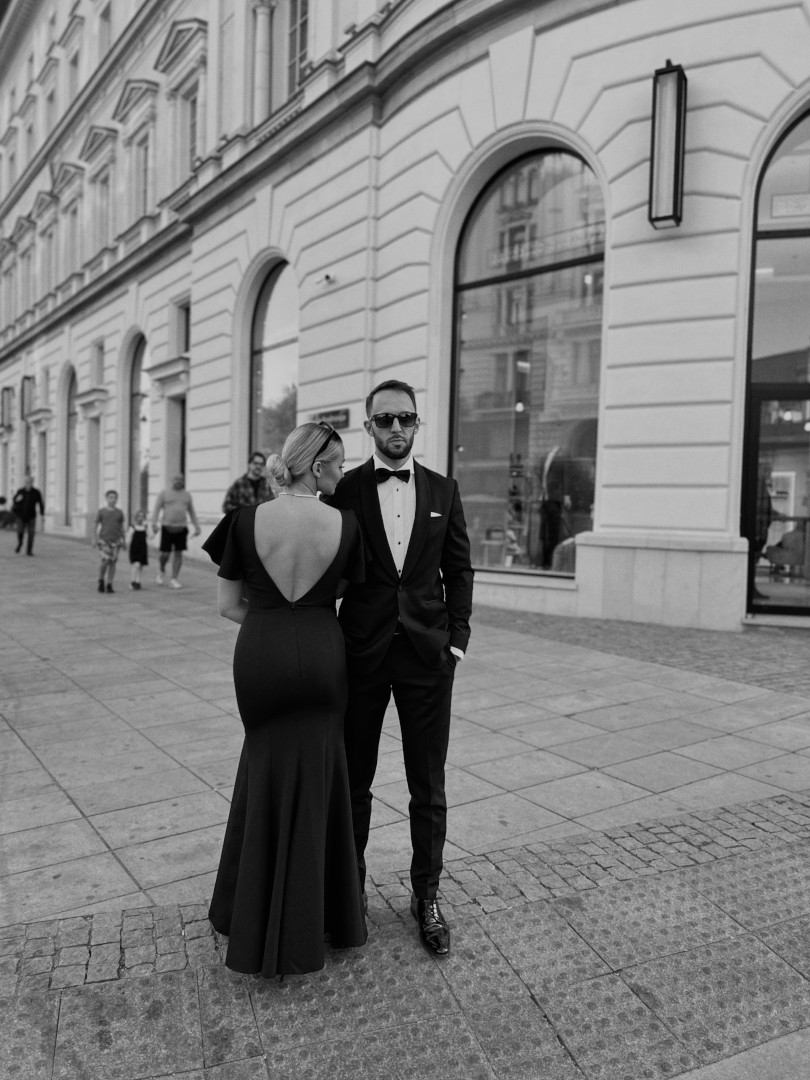 Brenda - czarna sukienka z odkrytymi plecami z falbanami na rękawach o kroju rybki  - Kulunove zdjęcie 4