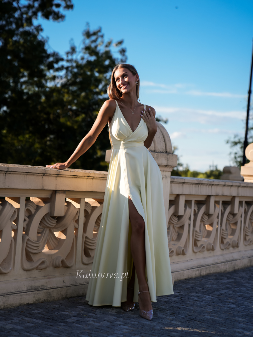 Elisabeth maxi - maślana sukienka na cienkich ramiączkach z głębokim dekoltem  - Kulunove zdjęcie 3
