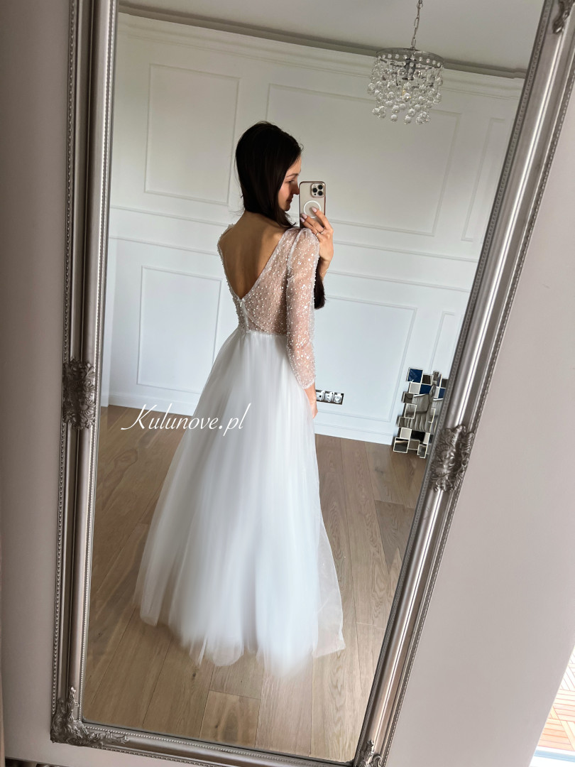 Catherine - błyszcząca suknia ślubna z rękawkiem w stylu glamour - Kulunove zdjęcie 4