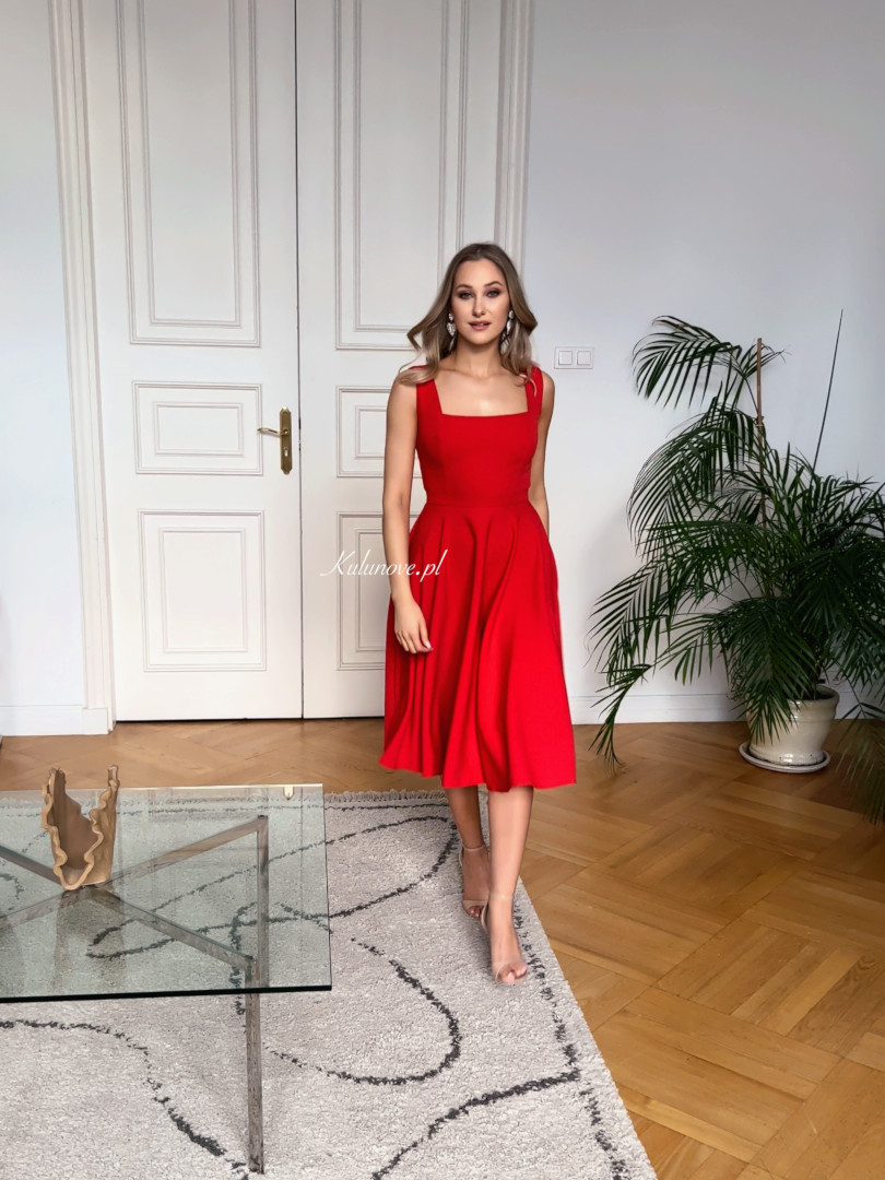 Karlie midi czerwona - rozkloszowana sukienka midi z dekoltem karo - Kulunove zdjęcie 3