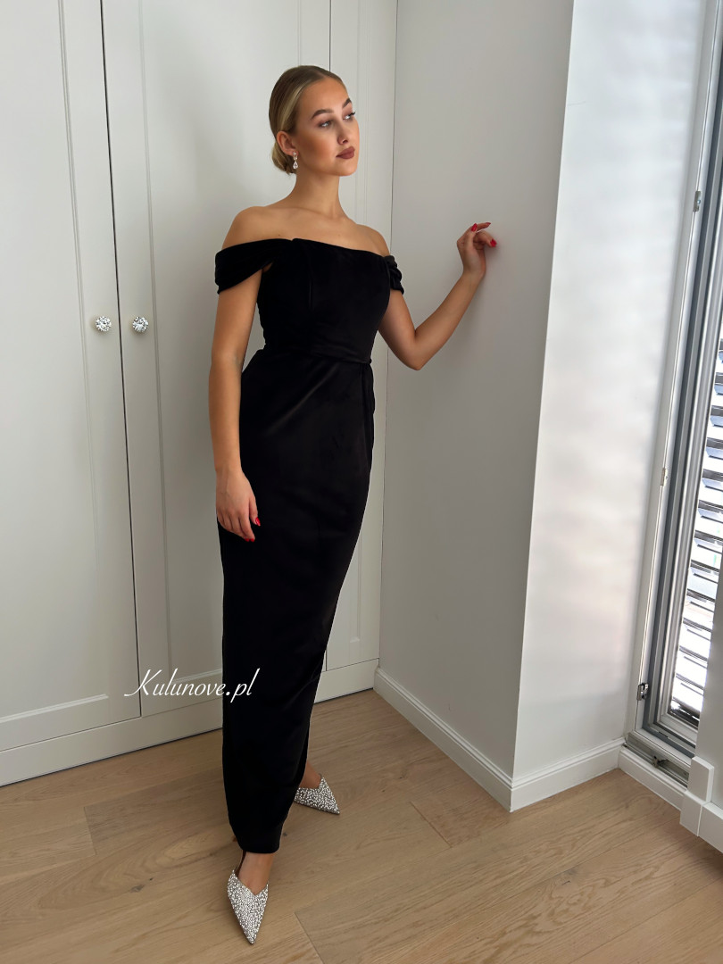 Kate - prosta welurowa sukienka czarna maxi z opadającym rękawkiem - Kulunove zdjęcie 3