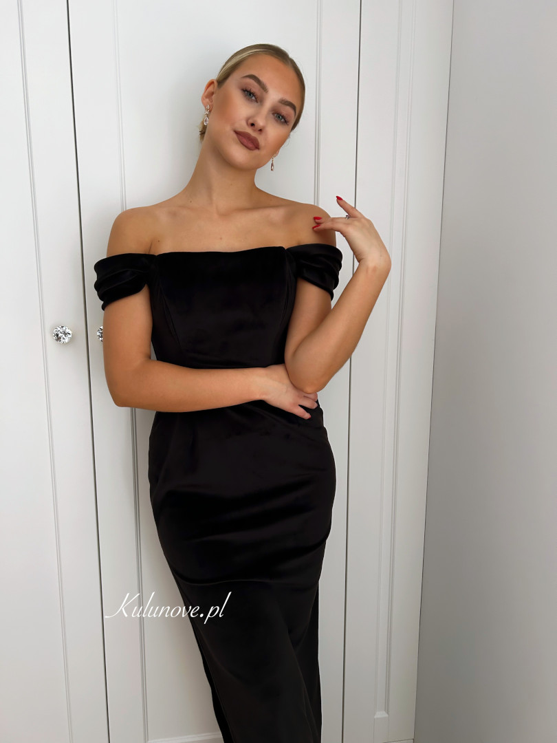 Kate - prosta welurowa sukienka czarna maxi z opadającym rękawkiem - Kulunove zdjęcie 4