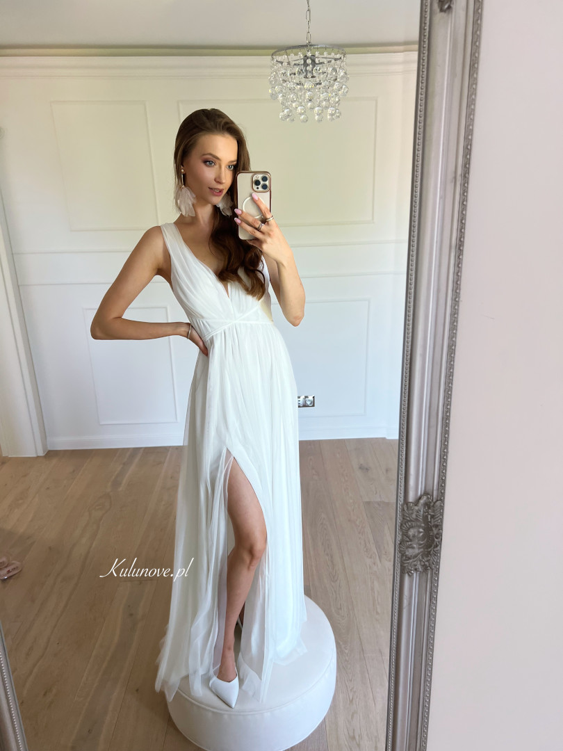 Zendaya - długa zwiewna sukienka ślubna ecru na grubszych ramiączkach wiązana w pasie - Kulunove zdjęcie 1